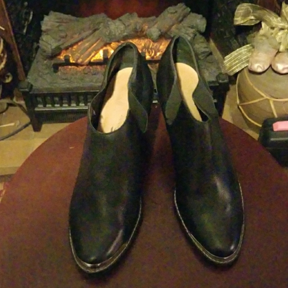 AUTHENTIC DOLCE VITA LEATHER ANKLE BOOTS 10M